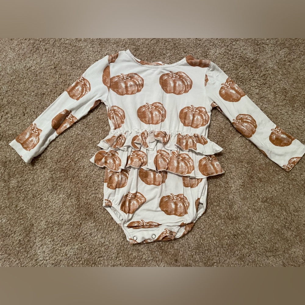 Kate Quinn pumpkin harvest collection great condition, no signs of wear.